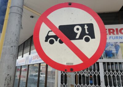 Fahrzeuge über 9 t verboten